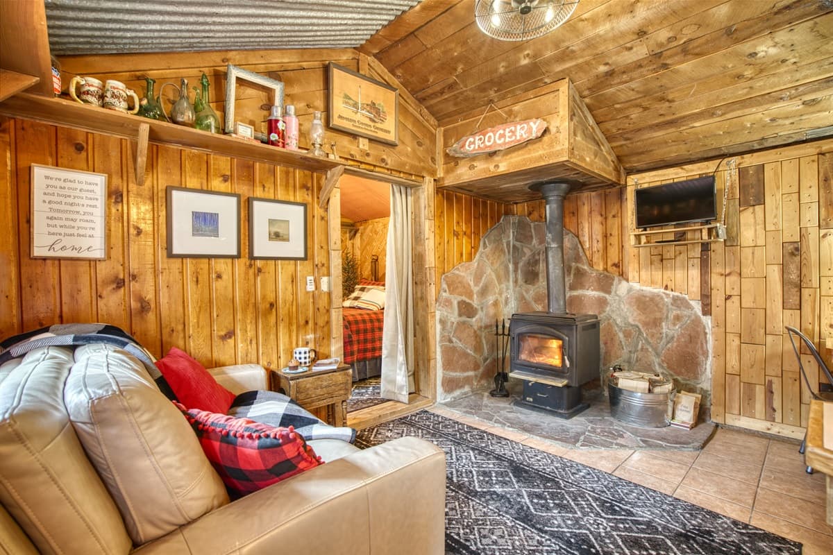 Cozy and clean vintage travel lodges in the heart of the Colorado Rockies just minutes from Rocky Mountain National Park and Brainard Lake.