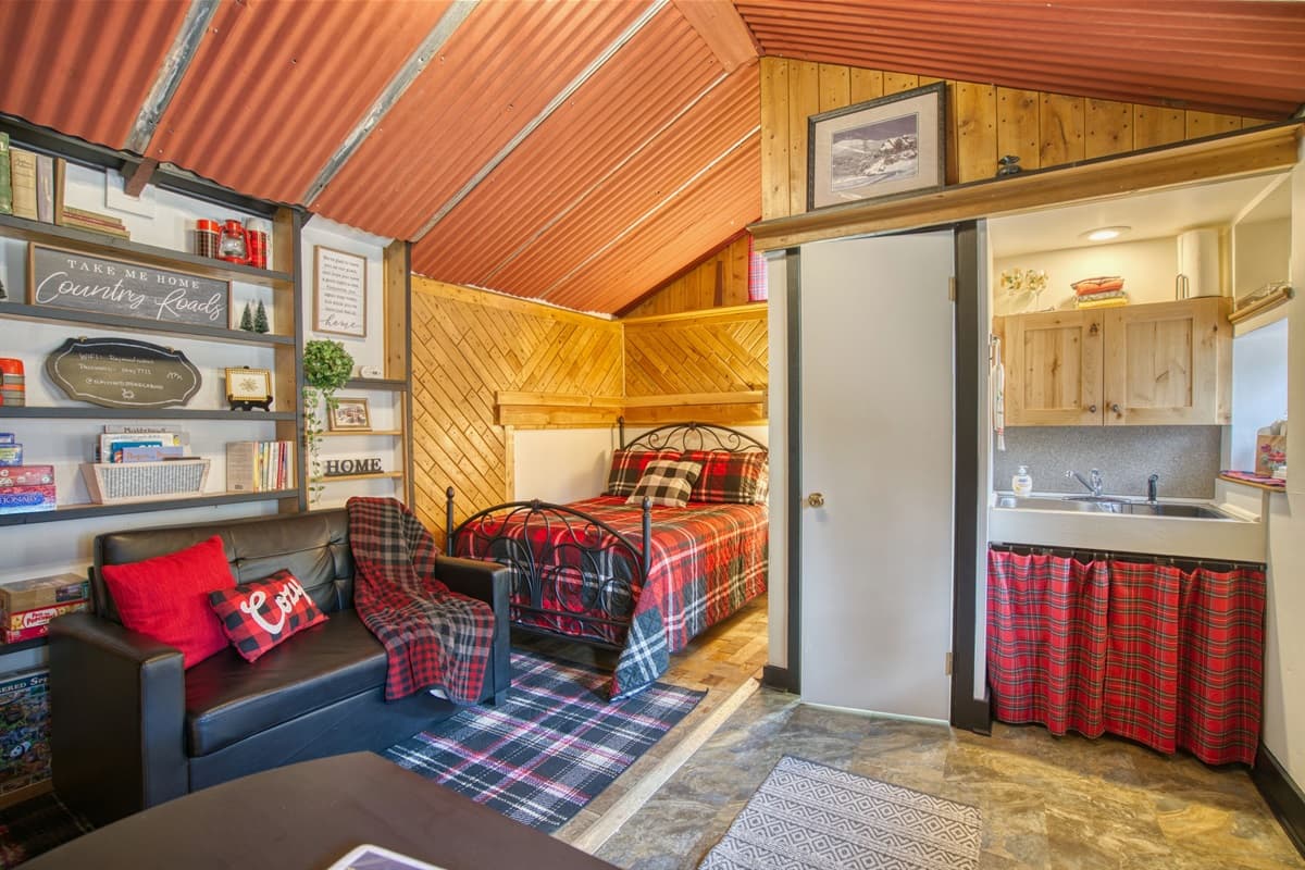 Studio cabin for one or two with vintage flair.