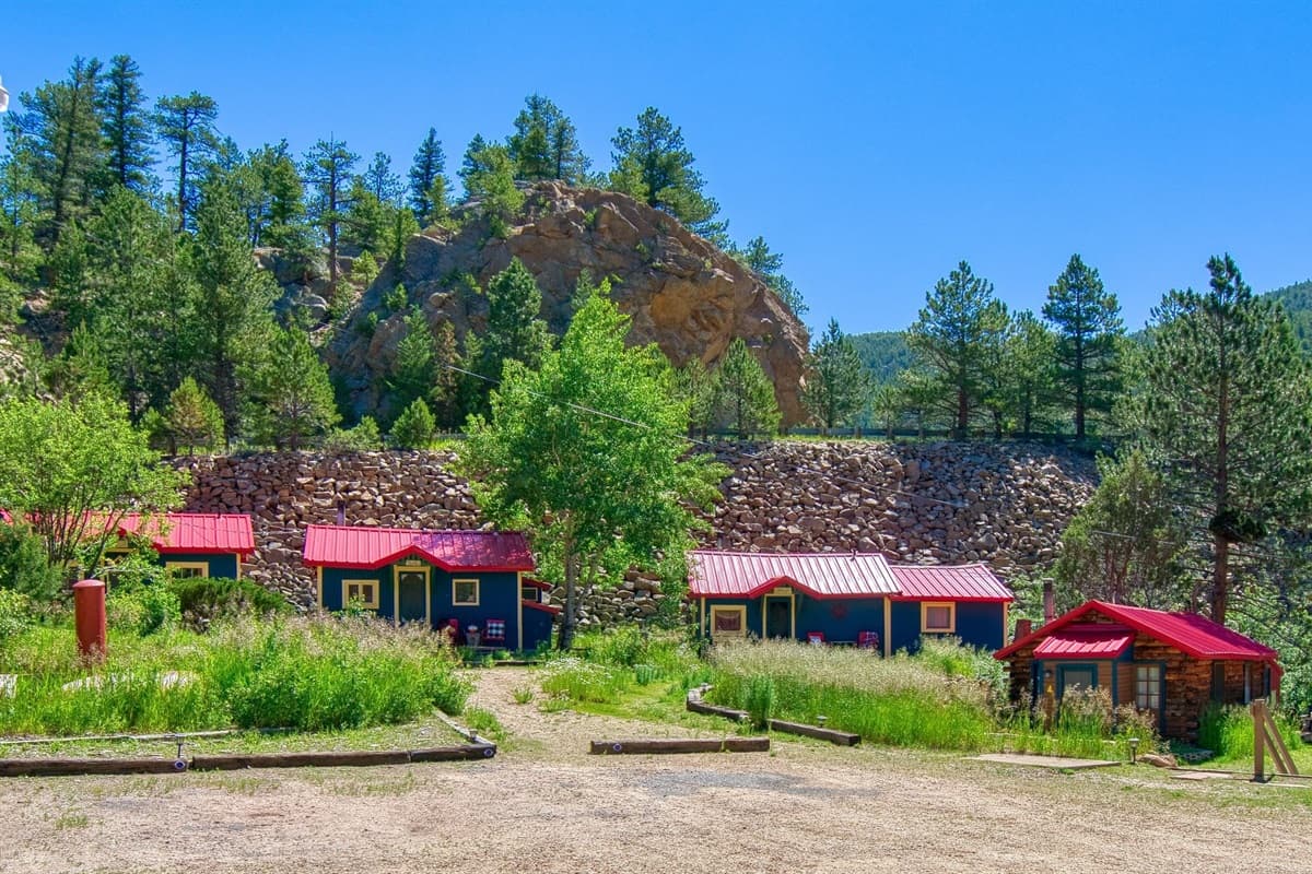 Four cozy cabins, tucked among pines by the river. Space to unwind, room to breathe, and just enough distance to feel like it’s all yours.