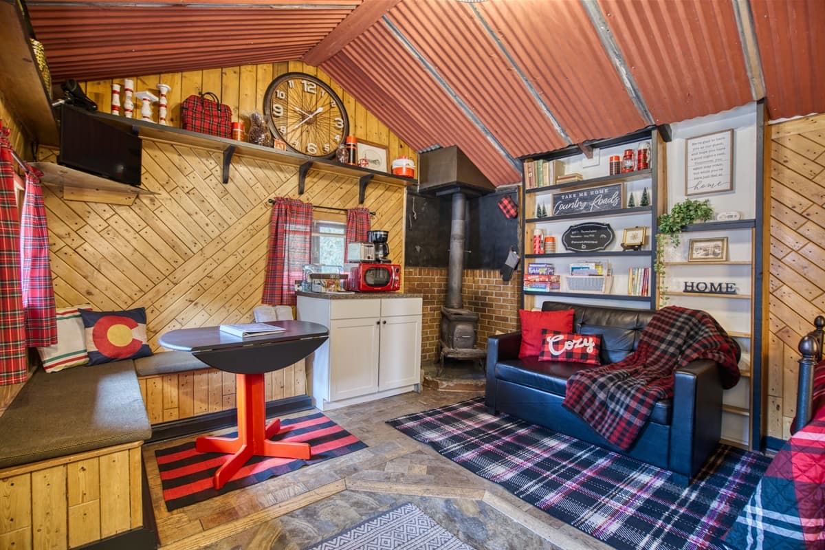 The coziest little cabin in the Colorado Rockies!