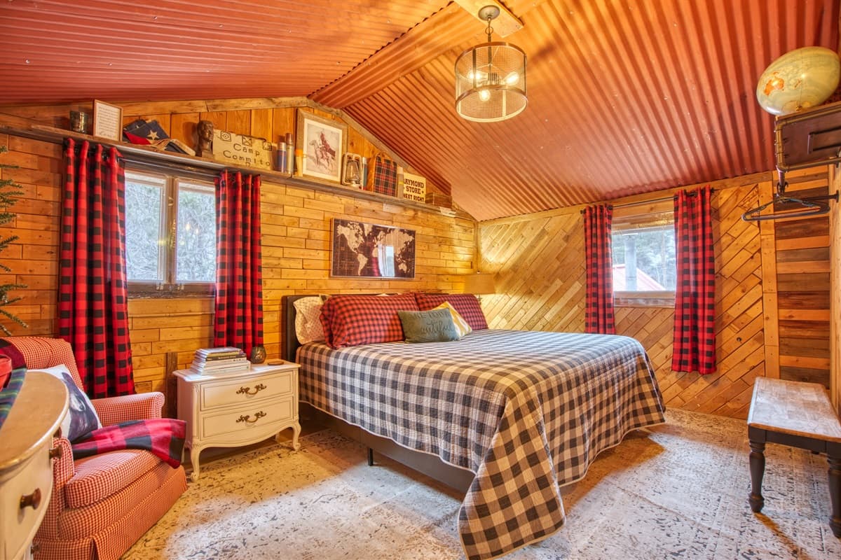 Spacious bedroom with king size bed and high quality all cotton bedding plus an assortment of pillows.